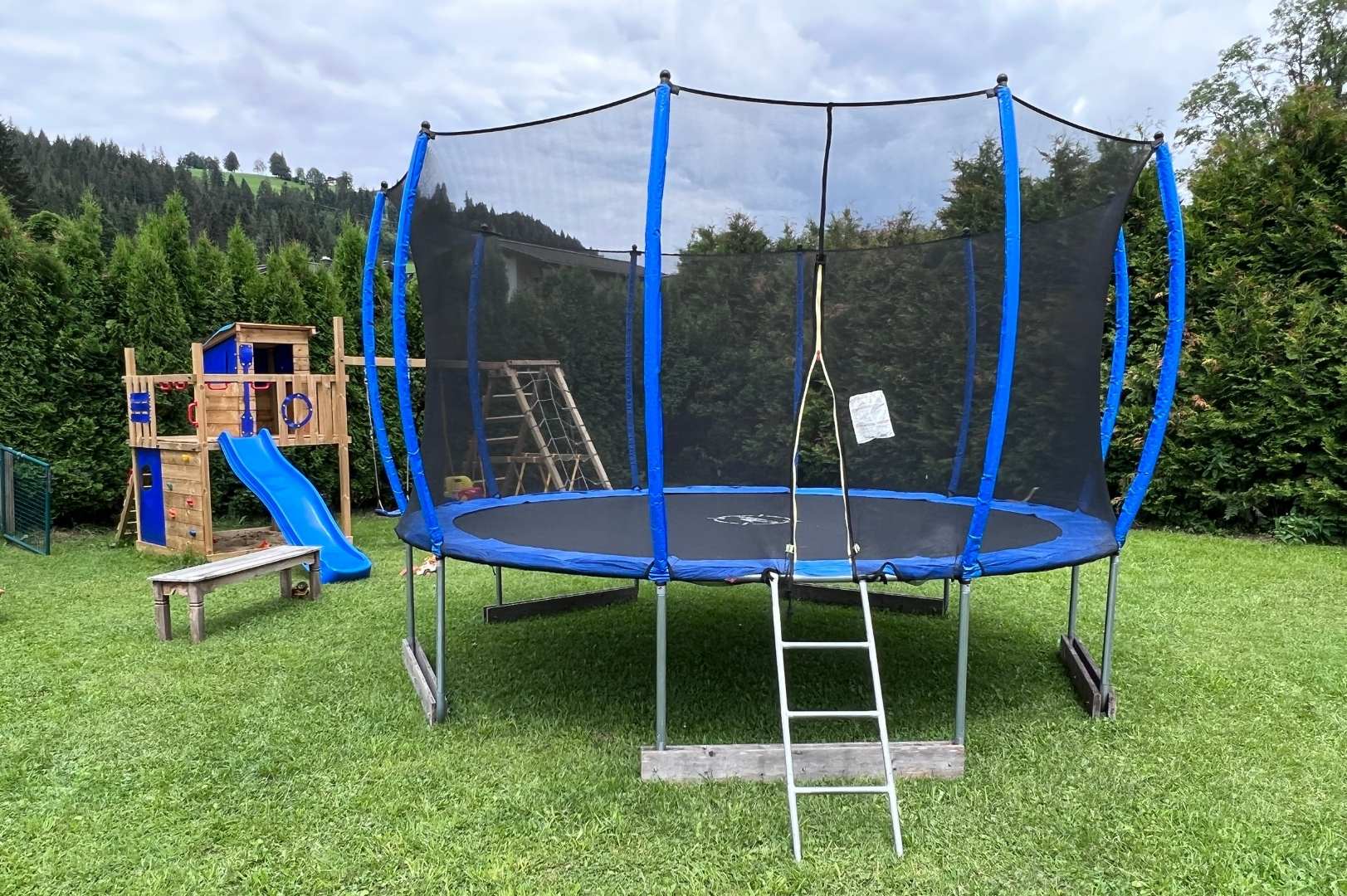 Trampolin springen im Garten